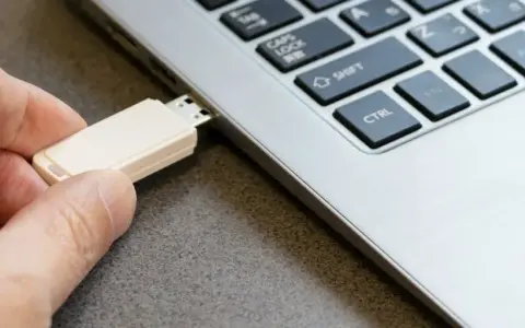 Inserimento chiavetta USB in un laptop per preparare un'installazione di Windows 11 con Rufus.