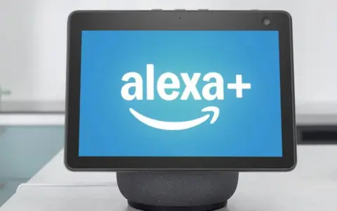 Schermo di un dispositivo smart con logo "alexa+" e freccia Amazon.