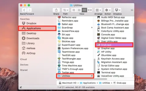 Finestra del Finder su Mac, con la cartella "Applicazioni" selezionata e l'elenco delle utility, tra cui "Grab.app" evidenziato.
