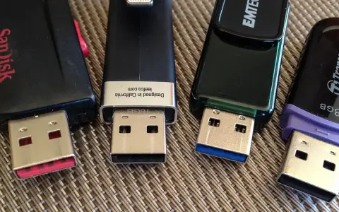 Diverse chiavette USB, SanDisk, Emtec, TransMemory. Quanto dura una chiavetta USB? Dipende dall'uso e dalla qualità.