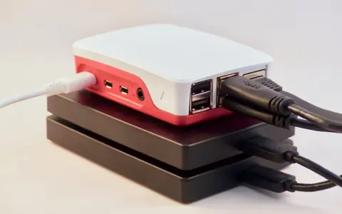 Un Raspberry Pi con cavi collegati, pronto per diventare un piccolo NAS.