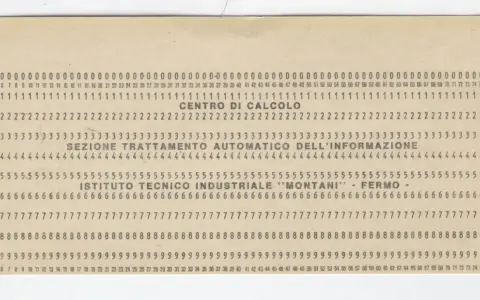Scheda perforata con numeri e testo: "CENTRO DI CALCOLO", "SEZIONE TRATTAMENTO AUTOMATICO DELL'INFORMAZIONE", "ISTITUTO TECNICO INDUSTRIALE 'MONTANI' - FERMO".