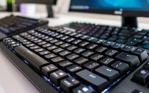 Tastiera nera retroilluminata, perfetta per imparare come fare il trattino basso sul computer.