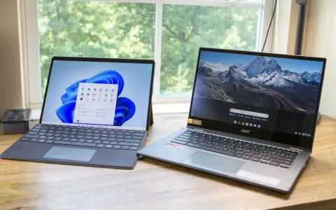 Due laptop affiancati: uno con Windows 11, l'altro con **Chrome OS** e sfondo montuoso.