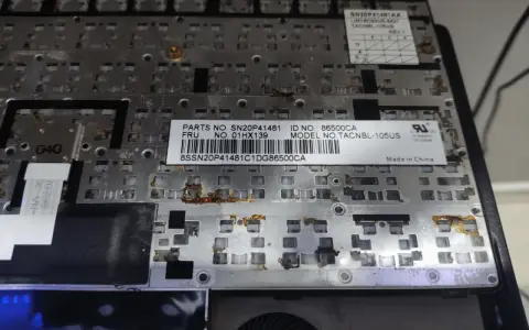 Tastiera di un laptop con segni di corrosione, forse a causa di un liquido. Il problema di cold boot potrebbe essere legato a questo danno.