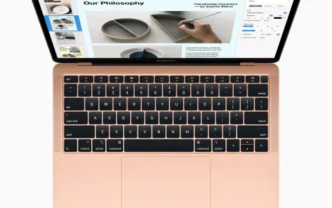 Un MacBook Air color oro rosa aperto, mostra una presentazione su "Our Philosophy" e la lavorazione di ceramiche artigianali. Cos'è il Mac? È questo strumento versatile.