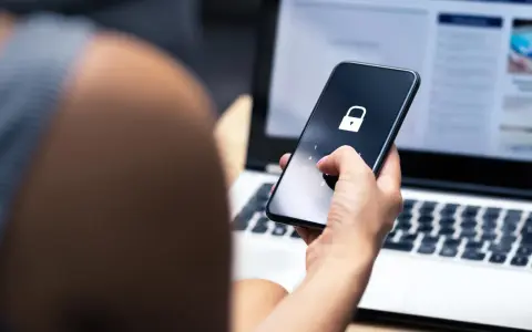 Mano che inserisce il codice per trovare telefono perso. Schermo bloccato con lucchetto.