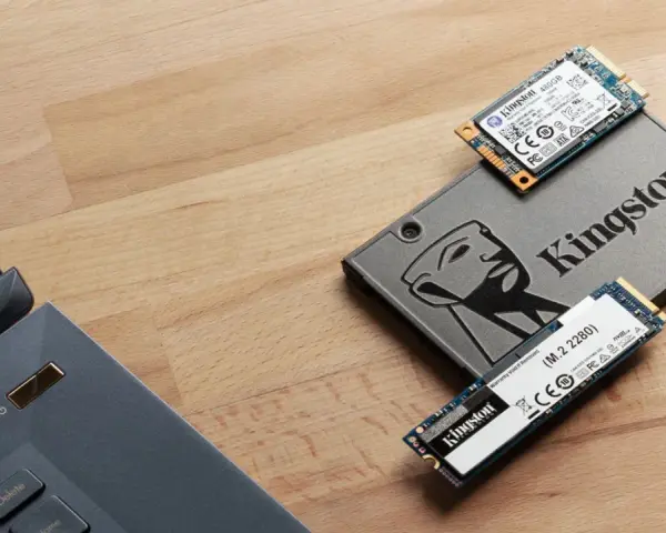 Diverse dimensioni SSD Kingston: un modello da 2.5 pollici e due M.2, pronti per potenziare il tuo PC.