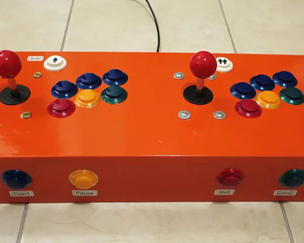 Joystick arcade arancione per retropie su pc, con pulsanti colorati e levette rosse.