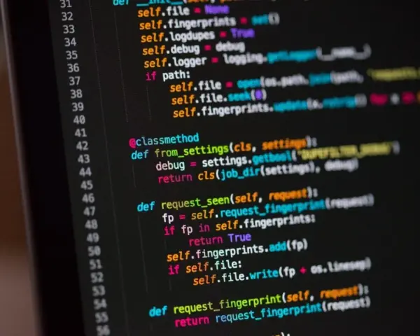 Codice sorgente in linguaggio Python, con esempi di funzioni e classi, visualizzato su uno schermo scuro.