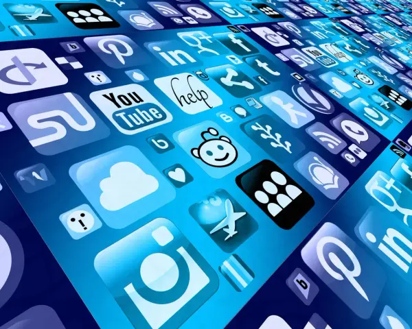 Schermata con icone di social media e utility software, tra cui YouTube, Pinterest e LinkedIn, su sfondo blu.