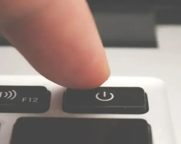 Dito, un dito preme il tasto di accensione/spegnimento per forzare lo spegnimento del PC.