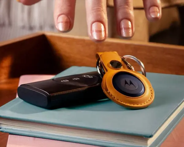 Chiavi e localizzatore Motorola su un libro. L'app dov'è su Android ti aiuta a ritrovare tutto.