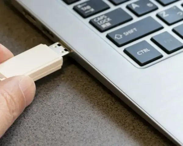 Inserimento chiavetta USB in un laptop per preparare un'installazione di Windows 11 con Rufus.