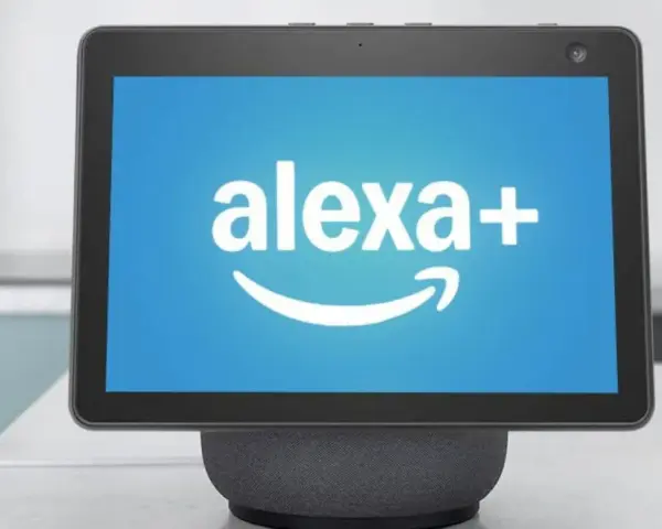 Schermo di un dispositivo smart con logo "alexa+" e freccia Amazon.