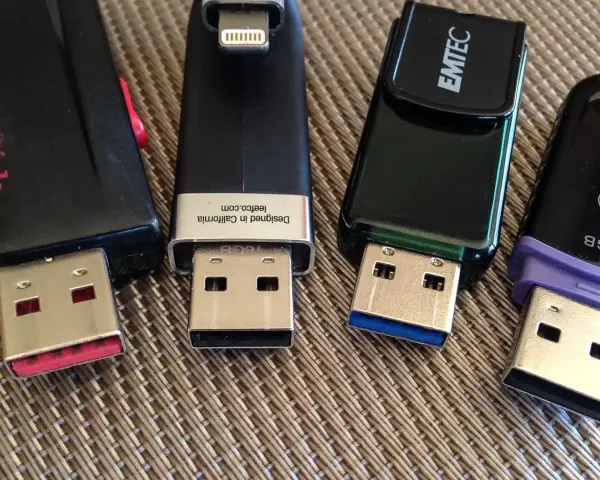 Diverse chiavette USB, SanDisk, Emtec, TransMemory. Quanto dura una chiavetta USB? Dipende dall'uso e dalla qualità.
