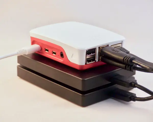 Un Raspberry Pi con cavi collegati, pronto per diventare un piccolo NAS.