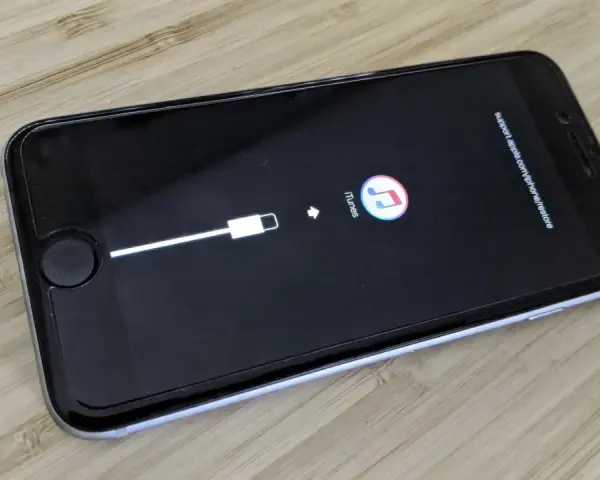 iPhone in modalità DFU, pronto per il ripristino tramite iTunes.