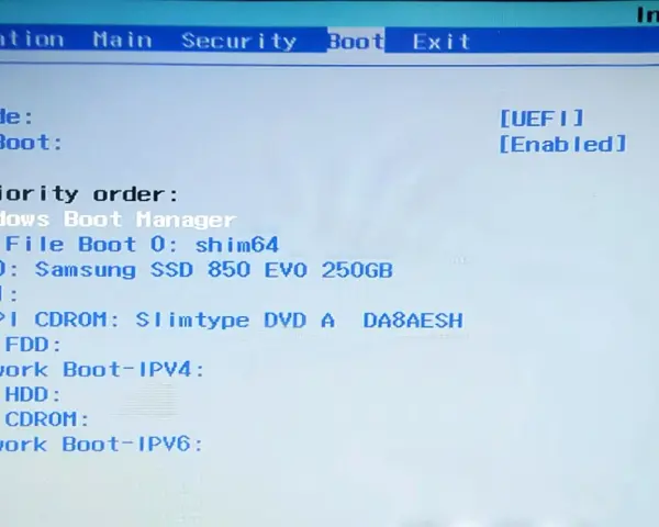 Schermata BIOS InsydeH20 con opzioni di avvio. Per disinstallare Ubuntu, modifica l'ordine di avvio per escludere le voci relative a Linux.