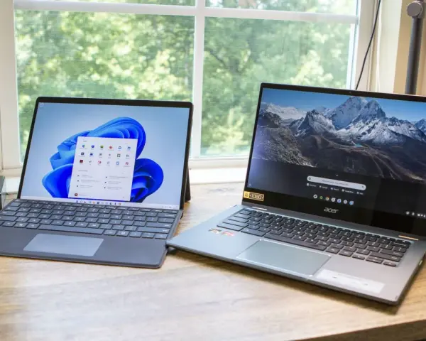 Due laptop affiancati: uno con Windows 11, l'altro con **Chrome OS** e sfondo montuoso.