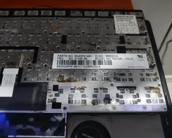 Tastiera di un laptop con segni di corrosione, forse a causa di un liquido. Il problema di cold boot potrebbe essere legato a questo danno.