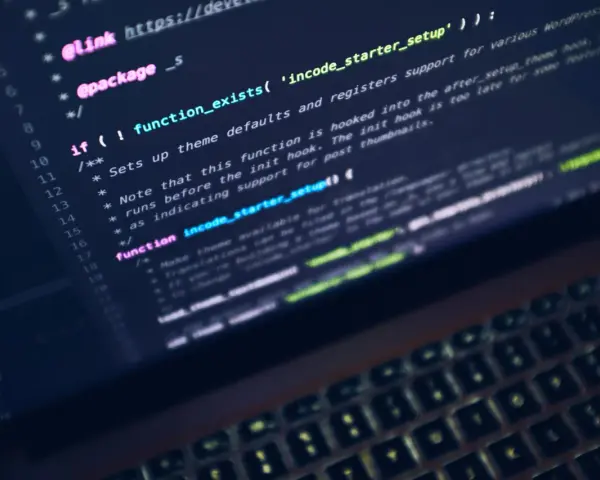 Codice Python su schermo, con commenti che suggeriscono l'uso di intelligenza artificiale per la gestione di temi WordPress.