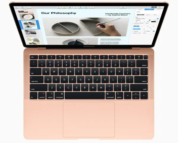Un MacBook Air color oro rosa aperto, mostra una presentazione su "Our Philosophy" e la lavorazione di ceramiche artigianali. Cos'è il Mac? È questo strumento versatile.