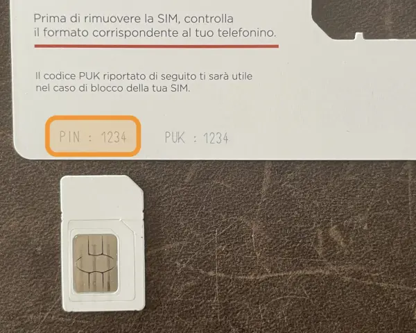 Scheda SIM e istruzioni per sbloccare una SIM senza PUK. Il codice PUK è essenziale in caso di blocco.