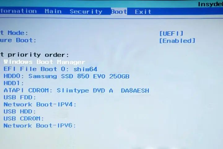 Schermata BIOS InsydeH20 con opzioni di avvio. Per disinstallare Ubuntu, modifica l'ordine di avvio per escludere le voci relative a Linux.