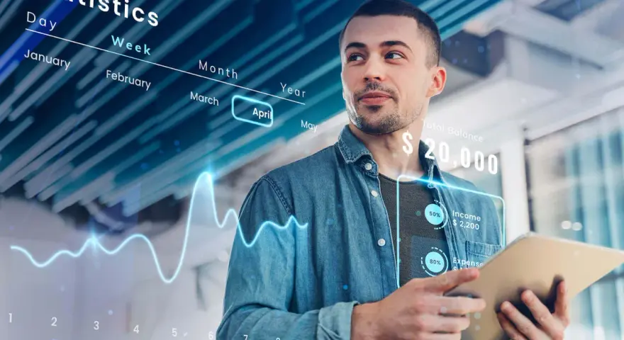 Uomo analizza dati finanziari su tablet, con grafici e statistiche che illustrano cosa sono i sistemi ERP e la gestione aziendale.