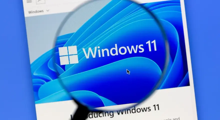 Schermata di Windows 11 vista con lente d'ingrandimento, utile per chi cerca come ripristinare Windows 11 da prompt dei comandi.