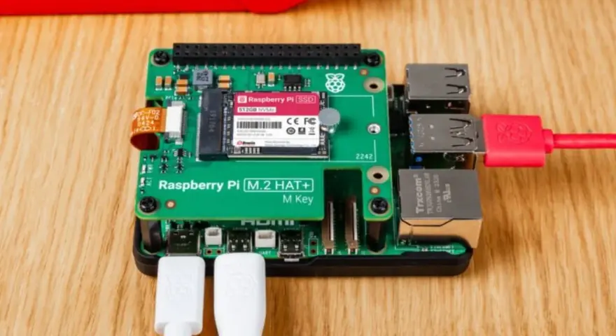Scheda Raspberry Pi con SSD NVMe e cavi collegati, pronta per esplorare le potenzialità di Windows su Raspberry.