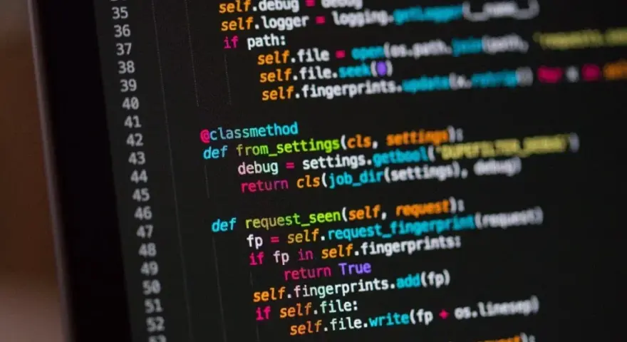 Codice sorgente in linguaggio Python, con esempi di funzioni e classi, visualizzato su uno schermo scuro.