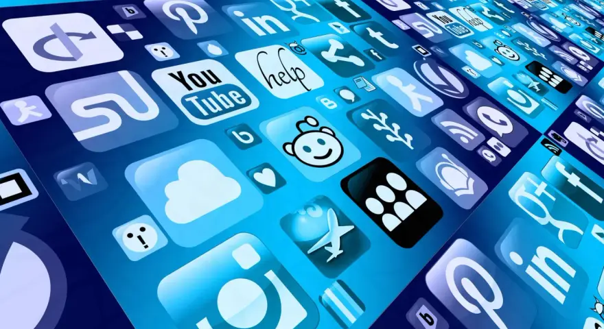 Schermata con icone di social media e utility software, tra cui YouTube, Pinterest e LinkedIn, su sfondo blu.