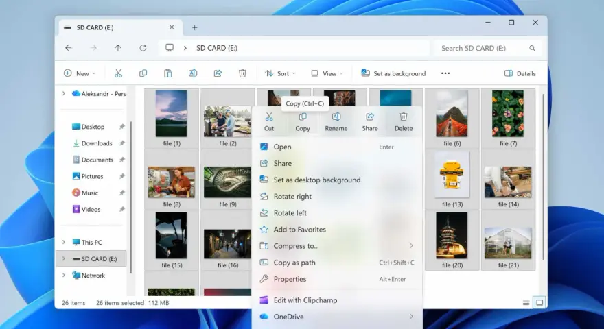 Menu contestuale su scheda SD (E:) mostra opzioni come "Copia" e "Proprietà", utili per capire come formattare una scheda SD.