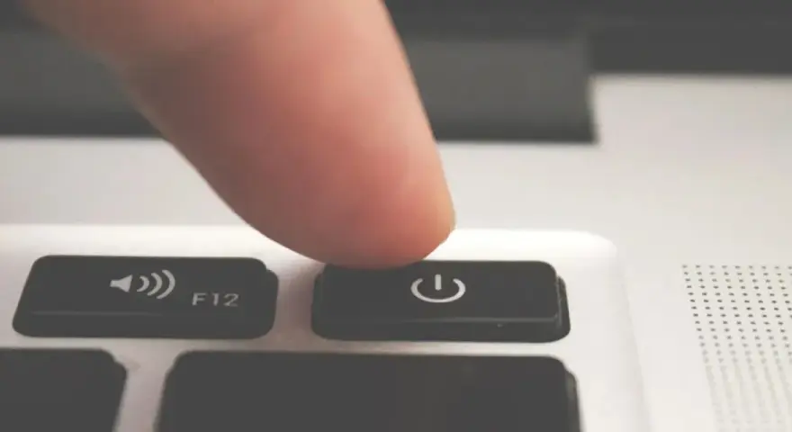 Dito, un dito preme il tasto di accensione/spegnimento per forzare lo spegnimento del PC.