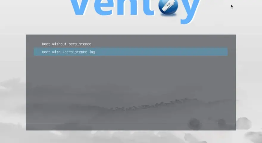 Schermata di Ventoy per installare Linux su chiavetta USB persistente. Opzione "Boot with /persistence.img" selezionata.