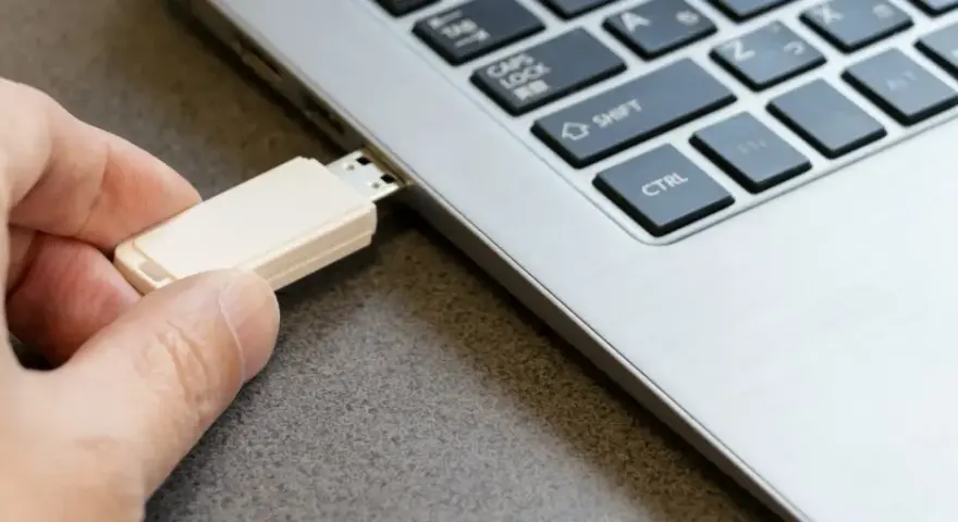 Inserimento chiavetta USB in un laptop per preparare un'installazione di Windows 11 con Rufus.
