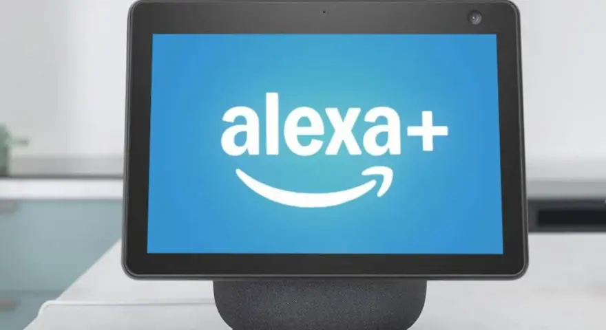 Schermo di un dispositivo smart con logo "alexa+" e freccia Amazon.