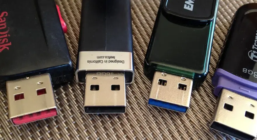 Diverse chiavette USB, SanDisk, Emtec, TransMemory. Quanto dura una chiavetta USB? Dipende dall'uso e dalla qualità.
