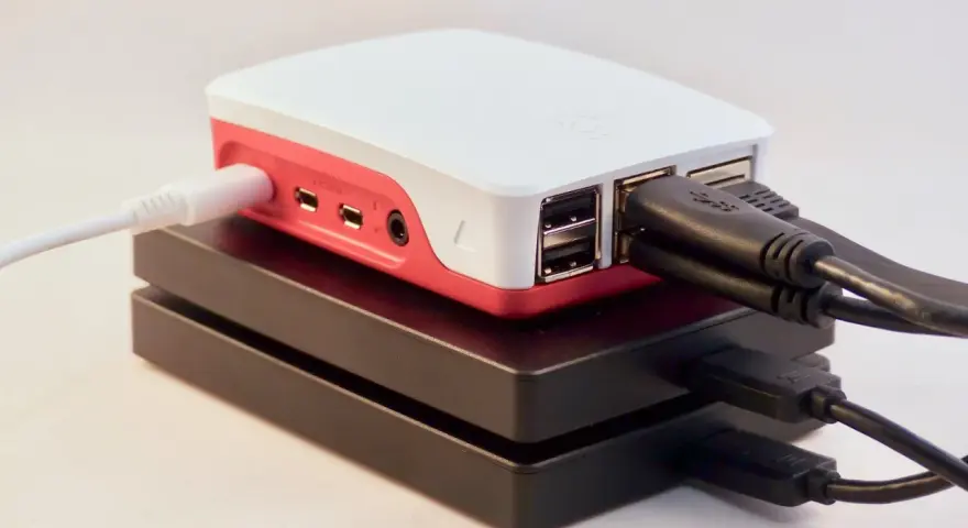 Un Raspberry Pi con cavi collegati, pronto per diventare un piccolo NAS.