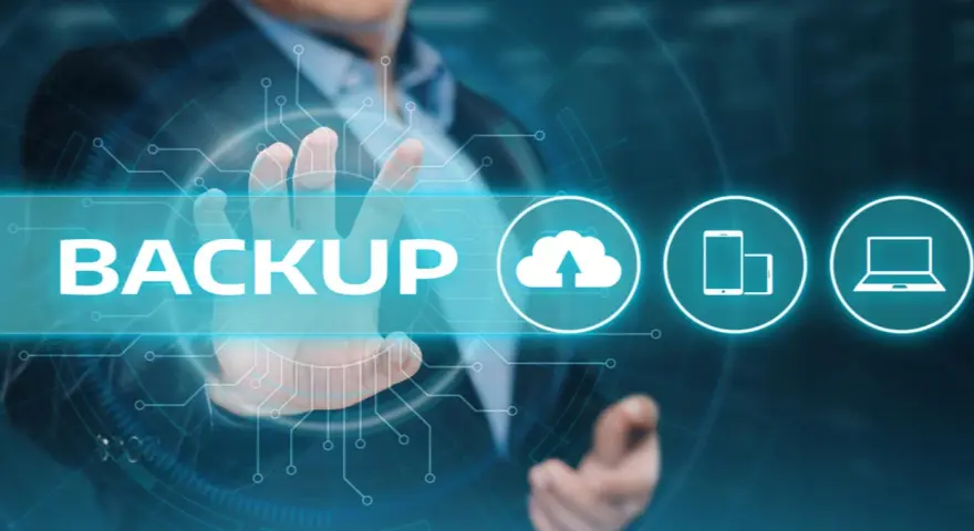 Un uomo tocca la parola "BACKUP" su uno schermo futuristico, con icone di cloud, smartphone e laptop.