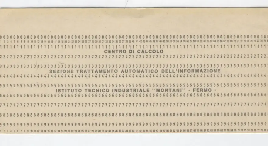 Scheda perforata con numeri e testo: "CENTRO DI CALCOLO", "SEZIONE TRATTAMENTO AUTOMATICO DELL'INFORMAZIONE", "ISTITUTO TECNICO INDUSTRIALE 'MONTANI' - FERMO".