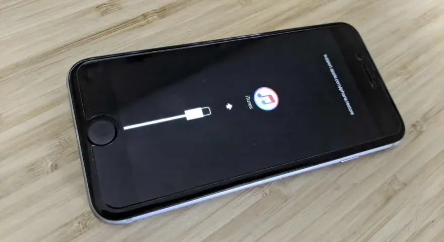 iPhone in modalità DFU, pronto per il ripristino tramite iTunes.