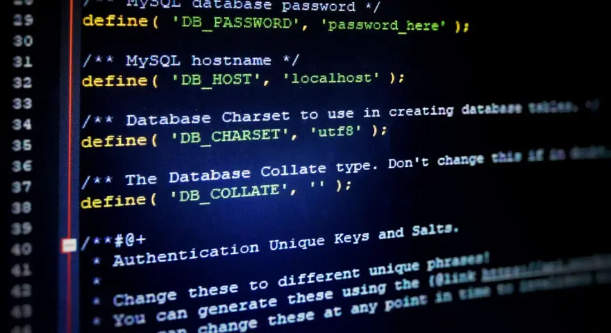 Codice PHP che definisce le impostazioni del database, inclusa la configurazione del sql collate.