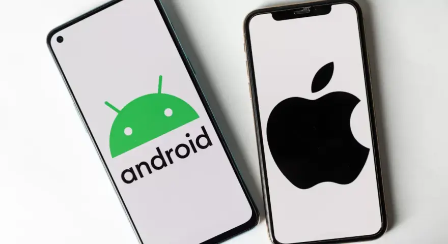 Due smartphone, uno Android e uno Apple, affiancati. Utile per capire come formattare un telefono.