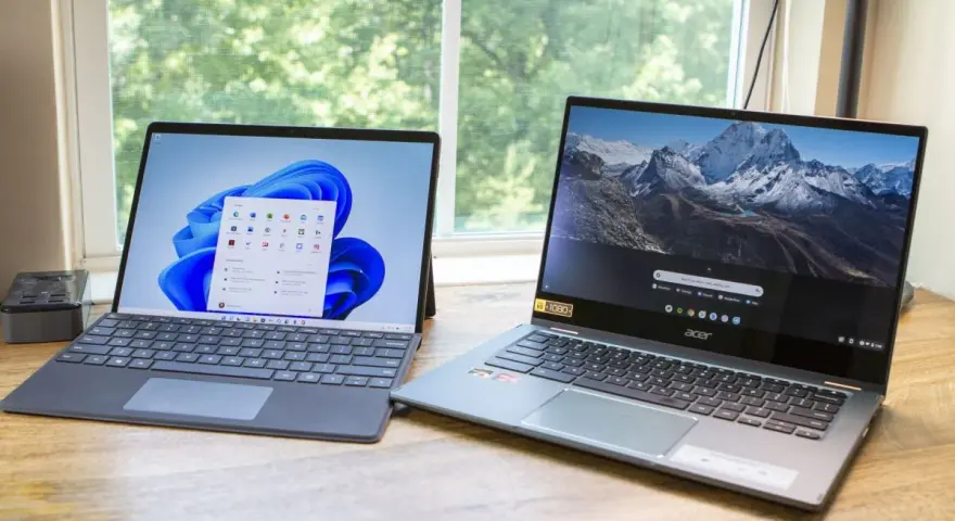 Due laptop affiancati: uno con Windows 11, l'altro con **Chrome OS** e sfondo montuoso.