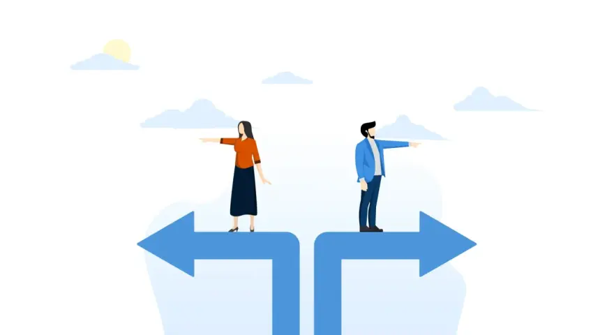 Uomo e donna su frecce separate, ognuno indica una direzione. Simboleggia la differenza tra SQL e MySQL, due percorsi distinti.
