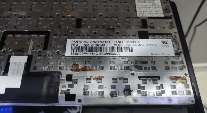 Tastiera di un laptop con segni di corrosione, forse a causa di un liquido. Il problema di cold boot potrebbe essere legato a questo danno.