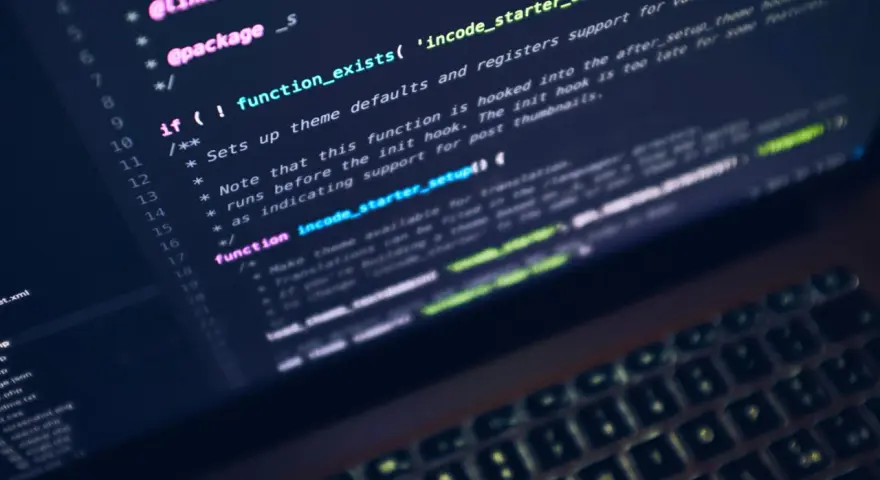 Codice Python su schermo, con commenti che suggeriscono l'uso di intelligenza artificiale per la gestione di temi WordPress.